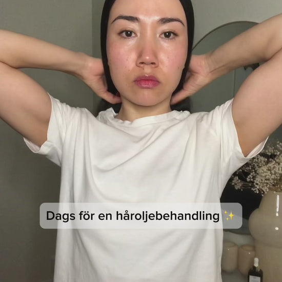 Videos visar hur en tjej använder håroljan dvs, hon visar hur hon applicerar Grow & Glow pre shampoo på håret. 