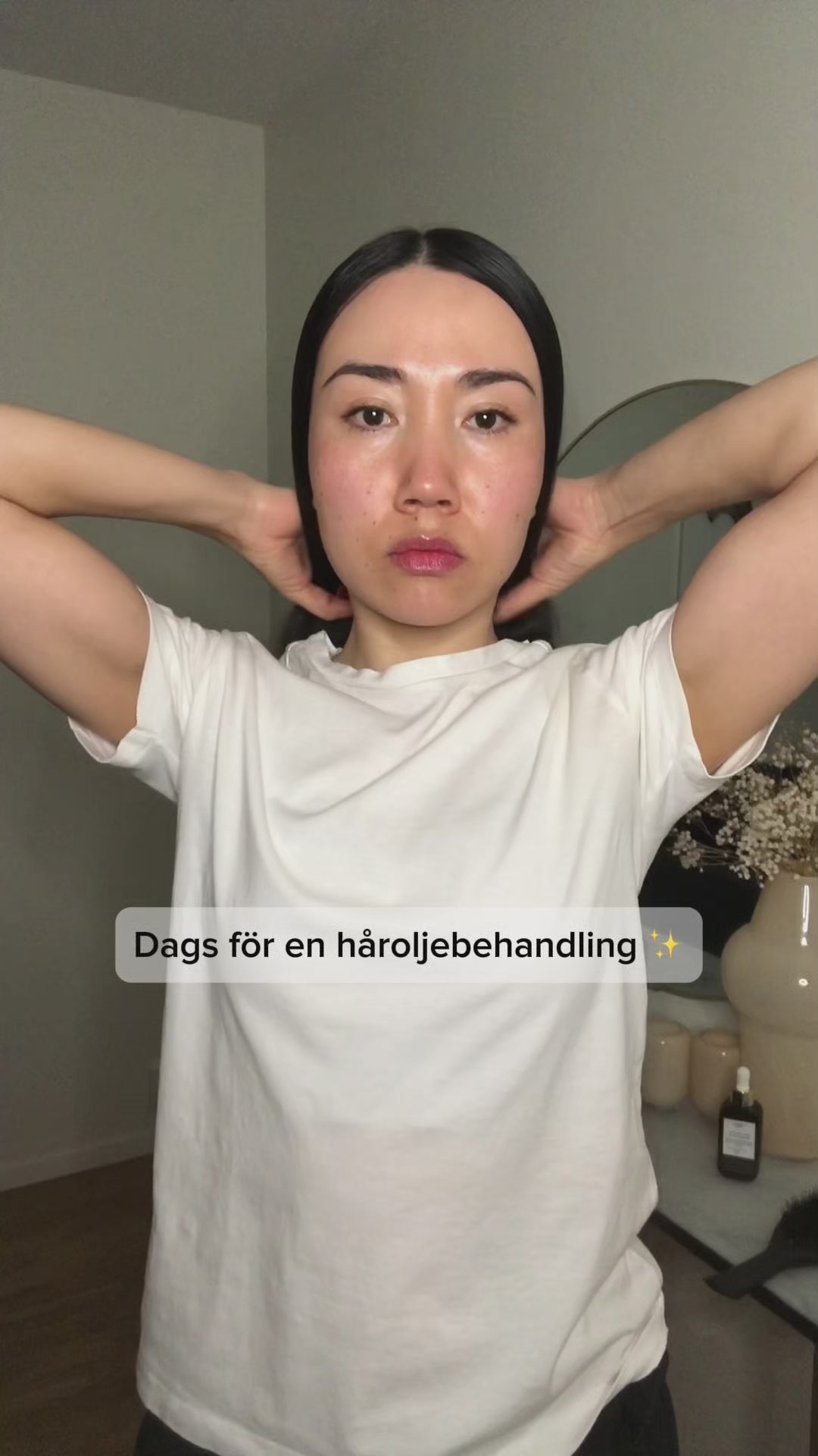 Videos visar hur en tjej använder håroljan dvs, hon visar hur hon applicerar Grow & Glow pre shampoo på håret. 